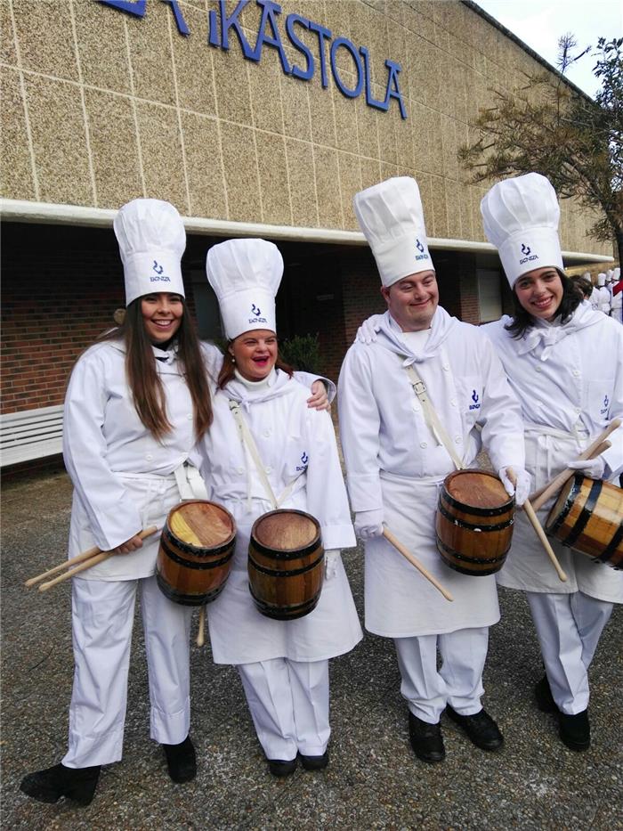 cristina y victor con unas amigas en la Tamborrada de ekintza